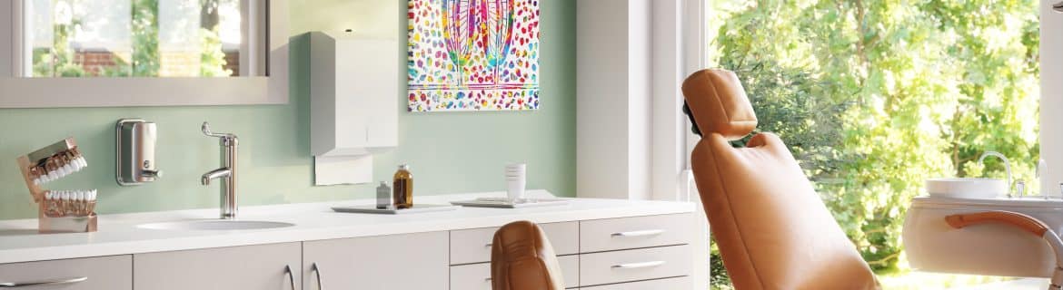 Mitigeur PRESTO chromé installé dans un cabinet médical moderne, devant une fenêtre avec vue sur jardin. hygiène et de confort